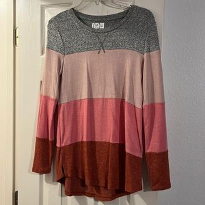 Maurice’s light weight sweater XS has some stretch to it like brand new.